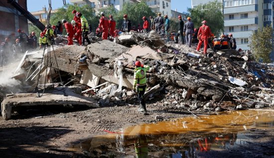 سكان إزمير يواجهون حقيقة الزلزال مرة أخرى