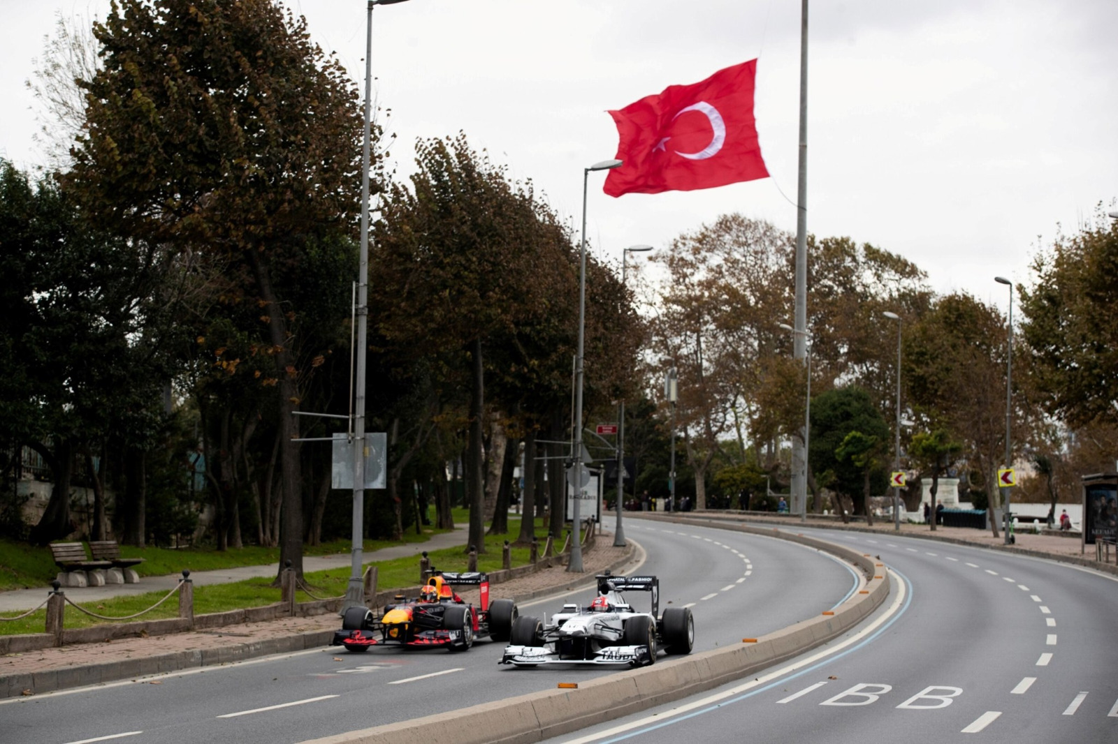 بلدية تورهال التركية في طوقات تمتنع عن كنس أوراق الشجر المتساقطة 3 أيام ليستمتع السكان بجمال الخريف