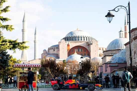 سيارات الـ (فورمولا 1) تتجول في اسطنبول