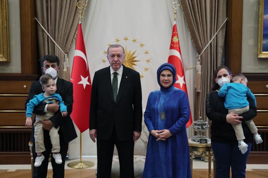 الرئيس أردوغان وزوجته في استقبال ضيوف مميزين