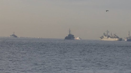 بالصور: سفن الناتو تعبر مضيق البوسفور.. تعرف على أنواعها