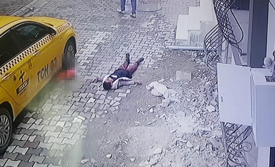 عاجل: بالصور.. مصرع طفل في أحد شوارع إسنيورت بعد دهس سيارة له