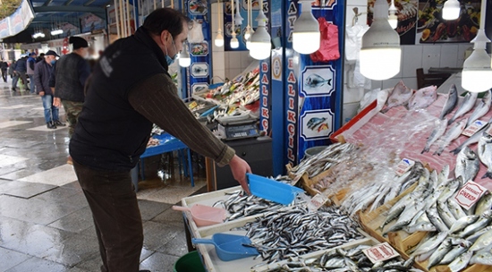 ارتفاع أسعار الأسماك في تركيا بسبب العواصف