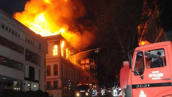 سقوط رجل إطفاء من مبنى اشتعلت فيه النيران بتركيا