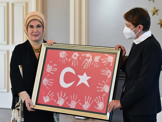أمينة أردوغان تلتقي بمعلمي القرى التركية