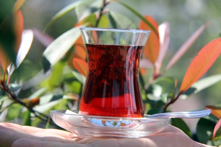 شريان حياة الأتراك.. الشاي التركي يتربع على عرش المشروبات في البلاد