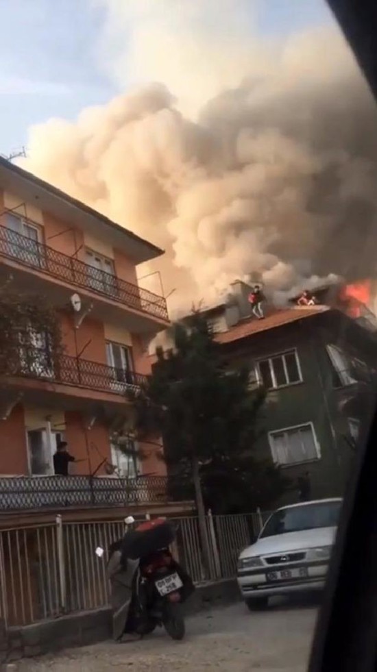 حريق هائل يحدث حالة من الذعر في حي بأنقرة