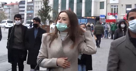 فتاة تركية تشعل مواقع التواصل الاجتماعي بعفوية تصرفها