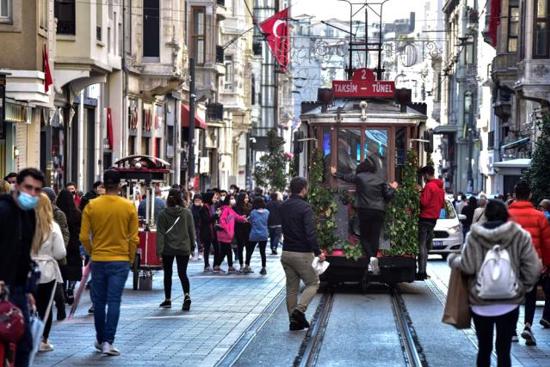 قرار تحديد عدد المشاة بشارع الاستقلال بإسطنبول يدخل حيز التنفيذ 