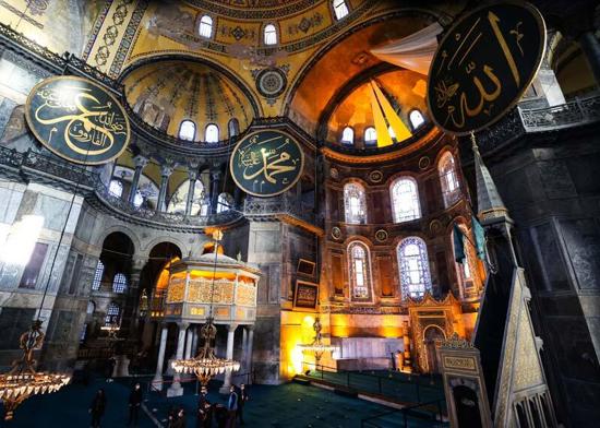 أردوغان يتبرع بلوحة بالخط العربي لمسجد آيا صوفيا