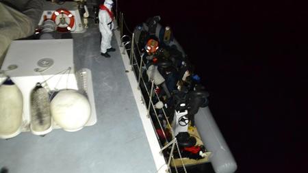 إنقاذ 79 مهاجرًا في ليلة ظلماء باردة بسواحل إزمير