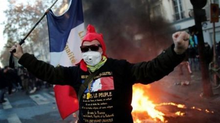 مظاهرات كبيرة في باريس.. الأمن يواجهها بالقمع