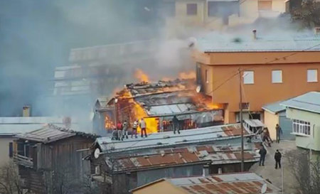 النيران تُسبب مأساة مرعبة لهذه القرية