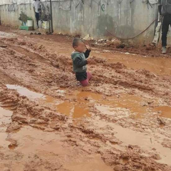 معاناة السوريين في المخيمات.. حرائق وفيضانات