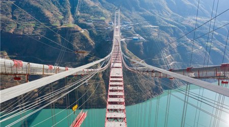 الصين تفاجئ العالم بإفتتاح أعلى جسر معلق