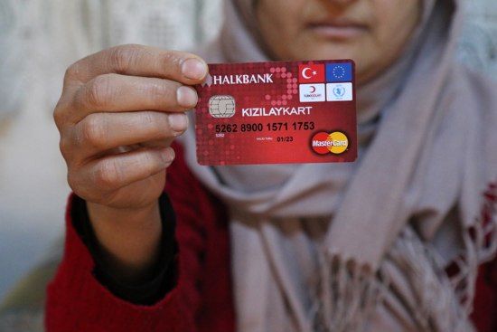 هام للسوريين..ما يجب القيام به لتجنب إلغاء بطاقة الهلال الأحمر