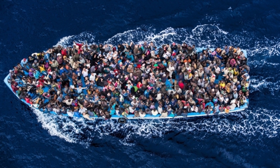 رقم مخيف.. احصائيات المهاجرين تكشف هناك مهاجر بين كل 28 شخصًا في العالم