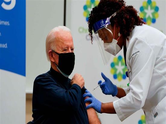 جو بايدن يتلقى اللقاح المضاد لكورونا على الهواء.. تشجيعًا لمواطنيه