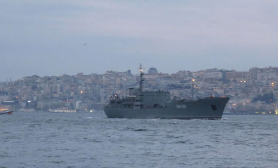 سفينة حربية روسية تعبر مضيق البوسفور