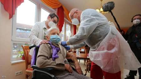 عجوز عمرها أكثر من 100 سنة أول من تلقى اللقاح بألمانيا