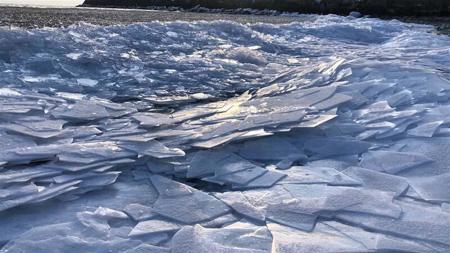 منظر يأسر القلوب.. الجليد يغطي بحيرة جيلدير