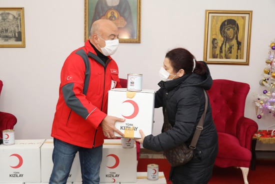 الهلال الأحمر التركي يقدم مساعدات غذائية للأسر اليونانية المحتاجة