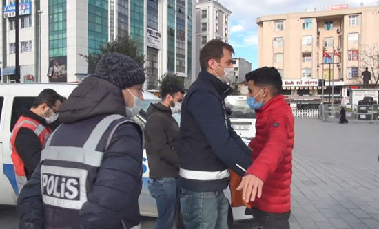الشرطة التركية تجري حملة تفتيش للمواطنين الأجانب في إسطنبول