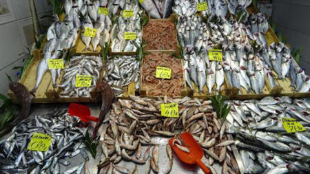 توافد كبير للمواطنين على سوق السمك في جناق قلعة