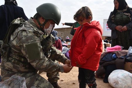هكذا يصنع الجيش التركي البسمة على وجوه أطفال سوريا