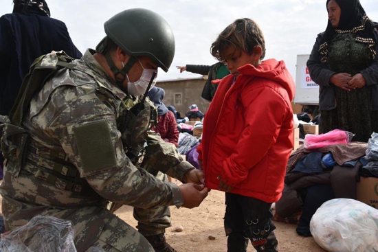 هكذا يصنع الجيش التركي البسمة على وجوه أطفال سوريا