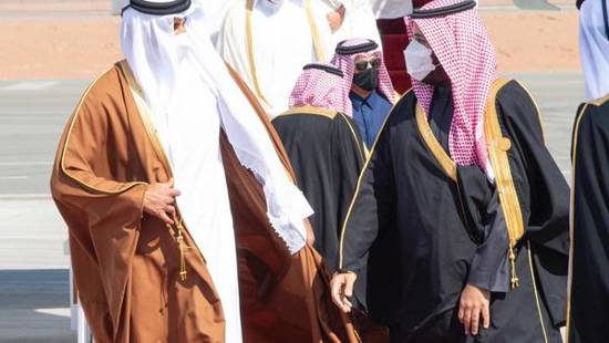 بالأحضان..ولي العهد السعودي يستقبل أمير قطر في مطار العلا