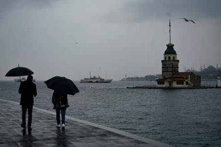 السياح يستمتعون بشتاء إسطنبول الممزوج بعبق الرومانسية