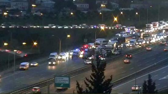 عاجل: وقوع حادث مروري متسلسل  على الطريق السريع بإسطنبول