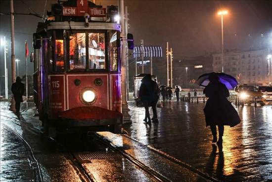 والي إسطنبول يشارك بهجته بالأمطار بعد طول انتظار