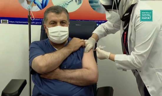 قوجة أول شخص يتلقى اللقاح الصّيني في تركيا.. ويدلي بتصريحات مهمة