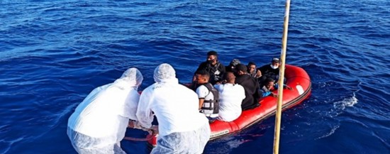 خفر السواحل التركي ينقذ 37 مهاجرًا غير شرعي من الغرق