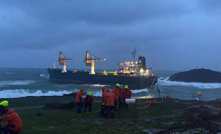 سفينة شحن تجنح قبالة إحدى سواحل إسطنبول.. بسبب العاصفة