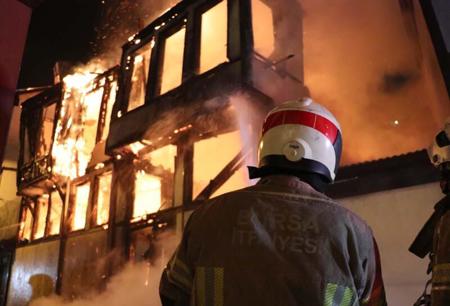 ألسنة النيران تلتهم أحد المنازل التاريخية في بورصة