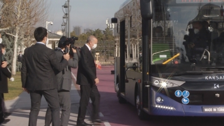الرئيس أردوغان يستقل حافلة بدون سائق خلال توجهه إلى اجتماع مجلس الوزراء