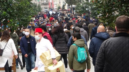 حشود رواد شارع الاستقلال بتقسيم تستفز الإعلام التركي