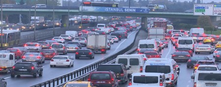 كثافة مرورية في إسطنبول قبيل بدء حظر تجول نهاية الأسبوع