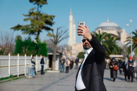 السيّاح الأجانب يستمتعون بهدوء إسطنبول وجمالها الأخاذ.. مستغلين حظر التجول