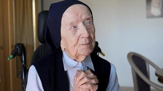 أكبر معمرة في أوروبا تهزم كورونا.. وتتجهز للاحتفال بعيد ميلادها 117