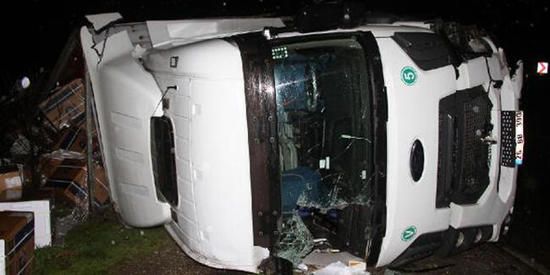 نجاة سائق باعجوبة بعد انزلاق شاحنة وسقوط حمولتها بمانيسا