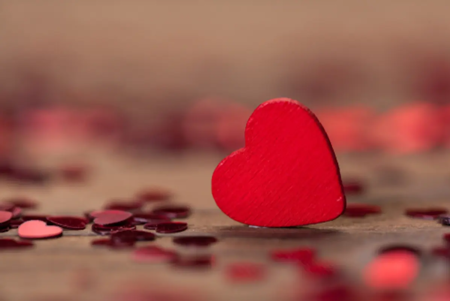 ماهو سر ارتباط عيد الحب باللون الأحمر؟