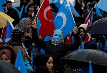 ما حقيقة ترحيل تركيا لمجموعة من مسلمي الإيغور إلى الصّين؟