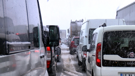  إغلاق طريق بورصة-إزمير السريع بسبب التساقط الكثيف للثلوج