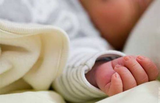 عندما تُفقد الإنسانية.. طبيب باكستاني يبيع طفل حديث الولادة