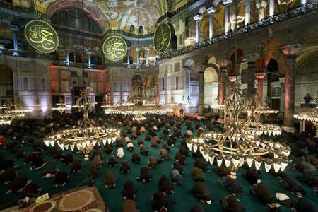 مئات الأتراك يحيون ليلة الرغائب من مسجد آيا صوفيا بإسطنبول