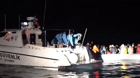 من جديد.. اليونان ترمي اللاجئين في البحر وتركيا تنقذهم من الغرق